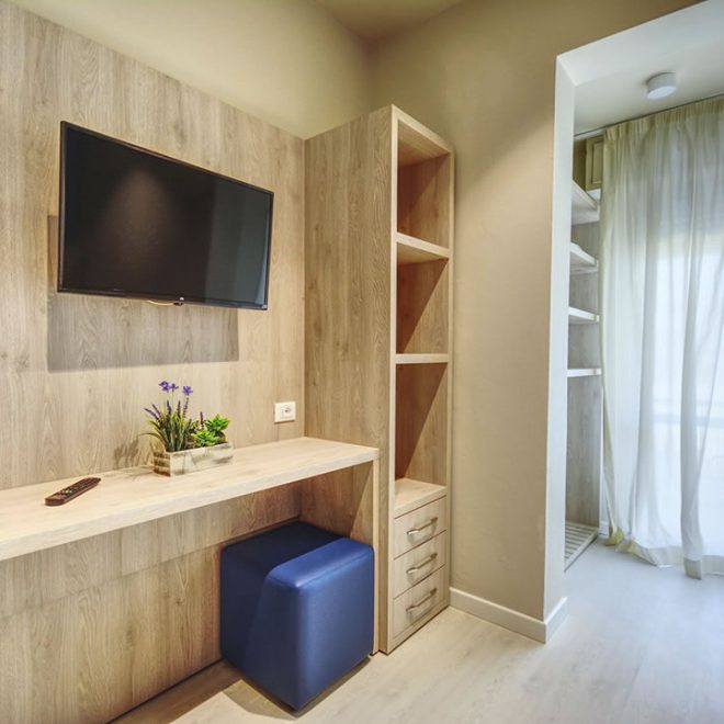 Camera vistamare suite, console in legno con tv, spazio ripostiglio Camera vistamare suite, console in legno con tv, spazio ripostiglio