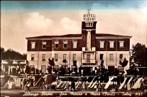 cartolina d'epoca dell'hotel pironi e della spiaggia cartolina d'epoca dell'hotel pironi e della spiaggia