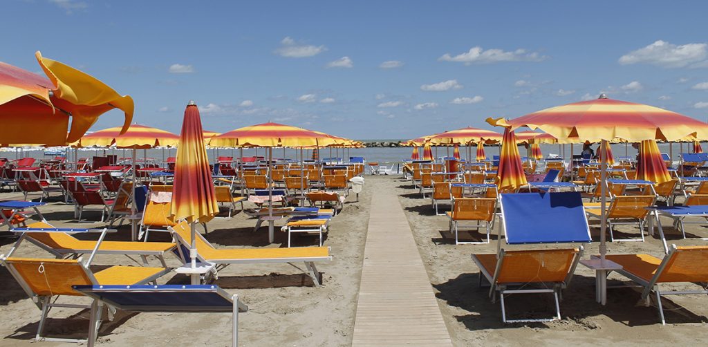 La spiaggia di Gatteo mare con ombrelloni e lettini