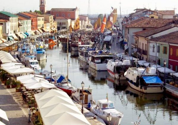 Le port-canale de Cesenatico avec des bateaux et des restaurants