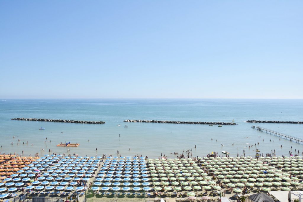 Il mare e una distesa di ombrelloni colorati