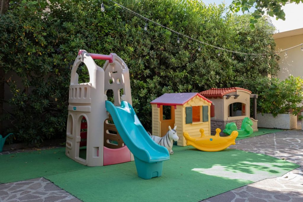 Area esterna giochi bimbi con casine, scivolo e dondoli