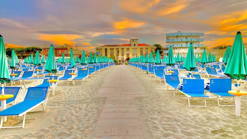 Hotel visto dalla spiaggia al tramonto