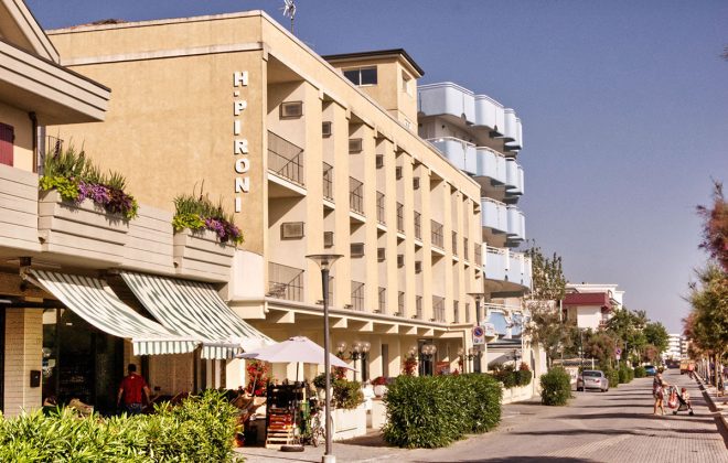 Front de mer avec la façade de l’Hôtel Pironi
