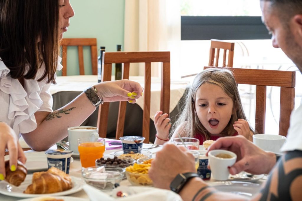 Famiglia con bimba piccola a colazione
