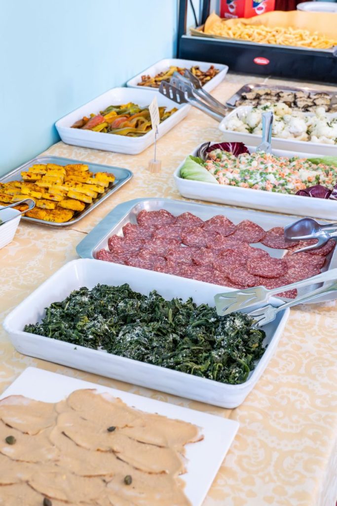 buffet con gustosi antipasti e secondi