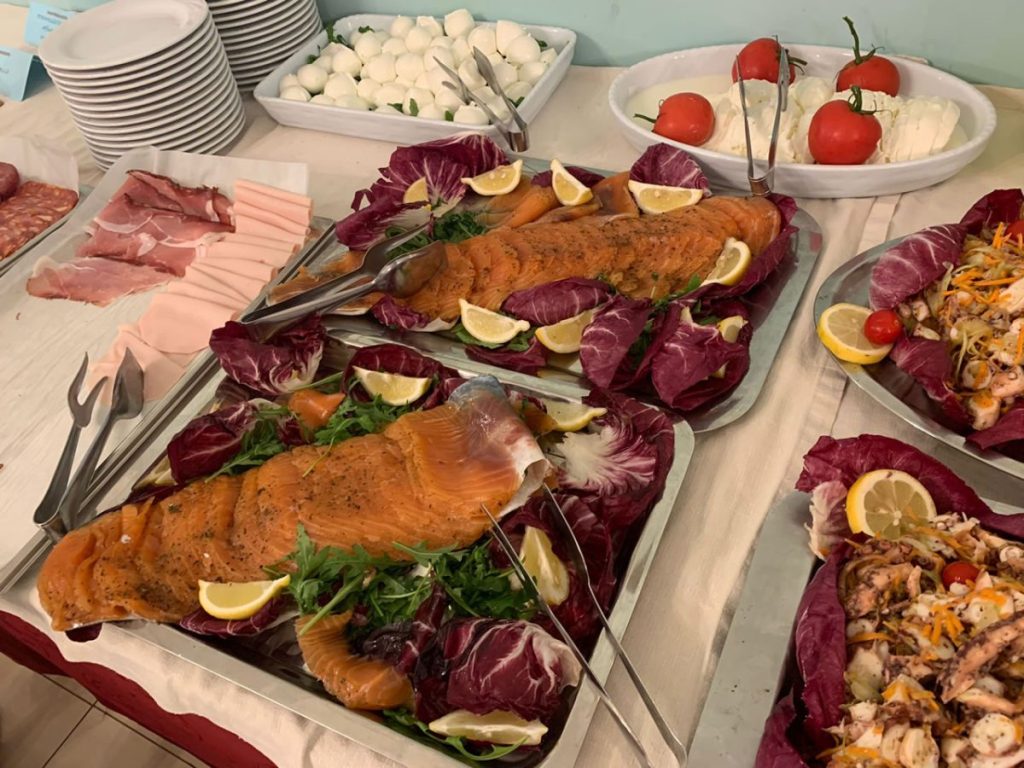 buffet con gustosi antipasti secondi e contorni
